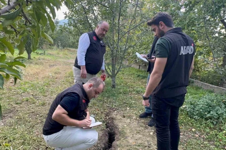 Obrukların oluştuğu, duvarların çatladığı Eğirdir’de AFAD incelemeleri sürüyor