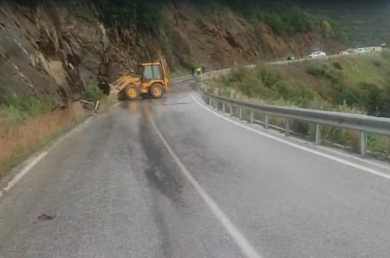 Ödemiş-Turgutlu yolunda toprak kayması: Ulaşım kontrollü sağlanıyor 