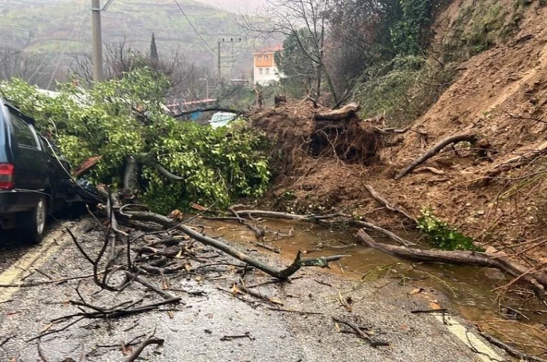 Ödemiş’te heyelan: Göçük altında kalan araç hurdaya döndü