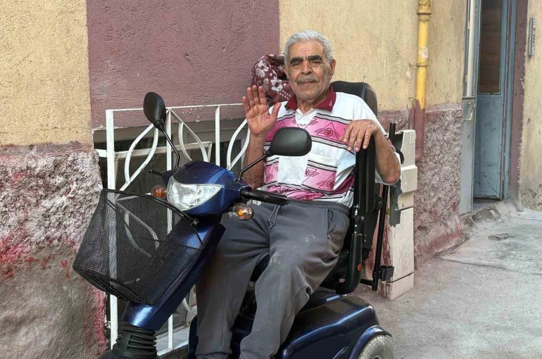 Oğlunun akülü tekerlekli sandalyesini yaktığı babaya akülü araç hediye edildi