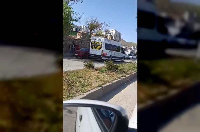 Öğrenci servisinin metrelerce ters yönde ilerlediği anlar kamerada