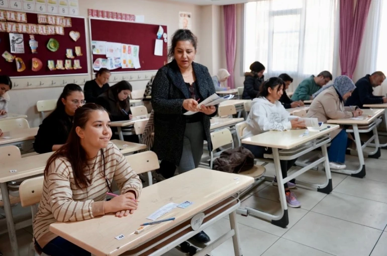 Öğrenciler dışarıda, veliler sınavda