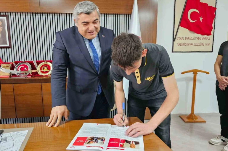 Öğrenciler hazırladığı derginin ilk sayısını Sünnetci’ye hediye etti