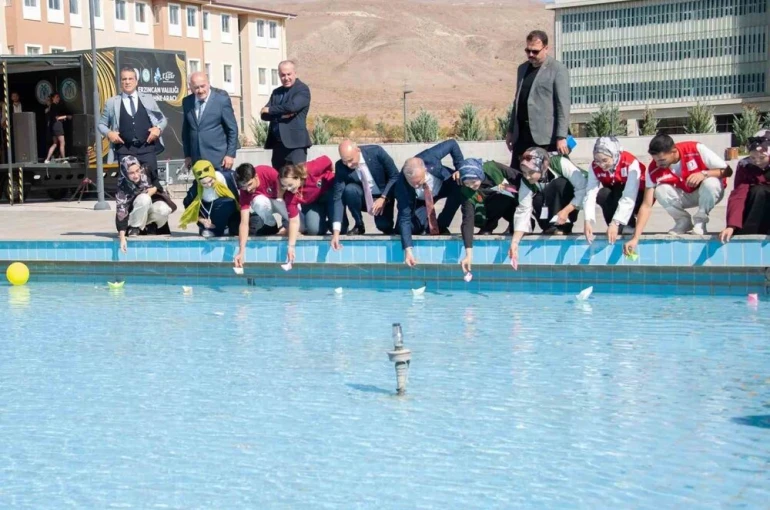 Öğrenciler hazırladıkları gemileri Filistin’e destek amaçlı havuza bıraktı