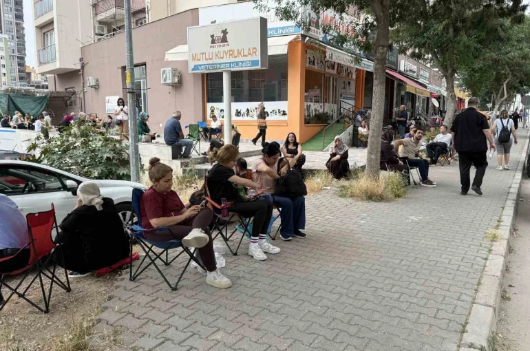 Öğrenciler içeride veliler dışarıda ter döktü