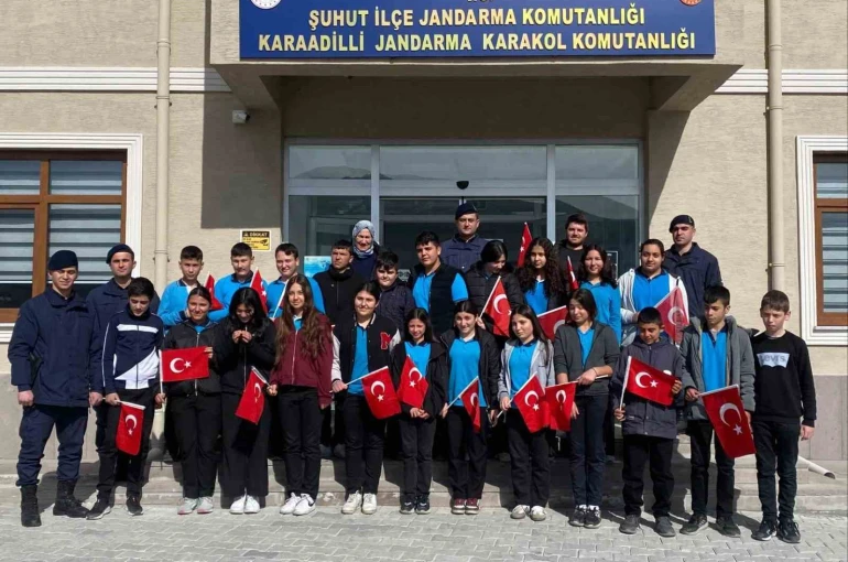 Öğrenciler jandarma karakolunu ziyaret ederek fidan dikti