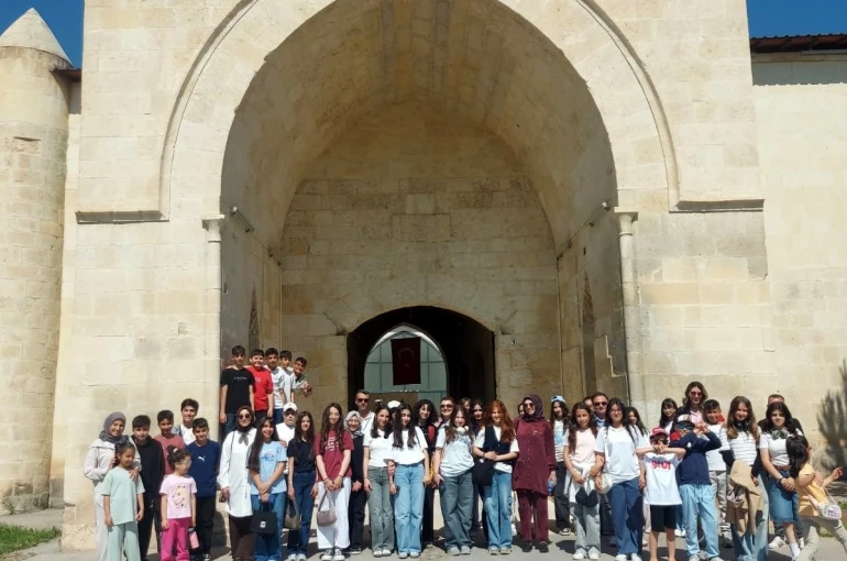 Öğrenciler Mamahatun Türbesi ve Kervansarayı’nı yerinde inceledi