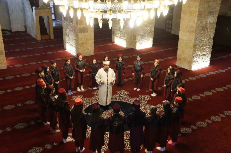 Öğrenciler, Ramazan coşkusunu sokaklara taşıdı