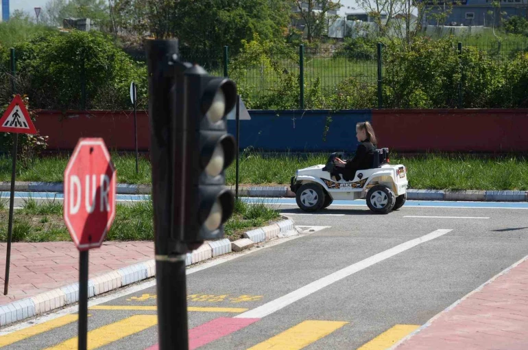 Öğrenciler trafiği sahasında öğrendi