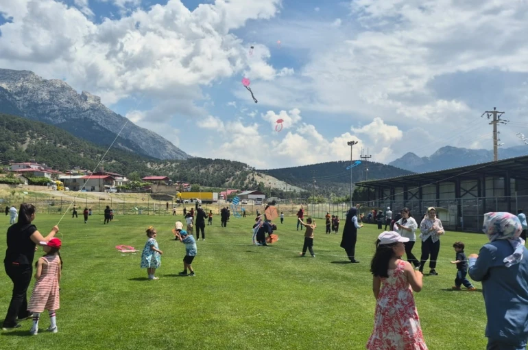 Öğrenciler uçurtma şenliğinde gökyüzünü renklendirdi