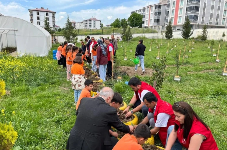 Öğrenciler yetiştirdikleri fideleri toprakla buluşturdu 