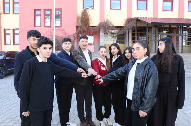 Öğrenciler, ’zimem defteri’ geleneğiyle borçları ödedi
