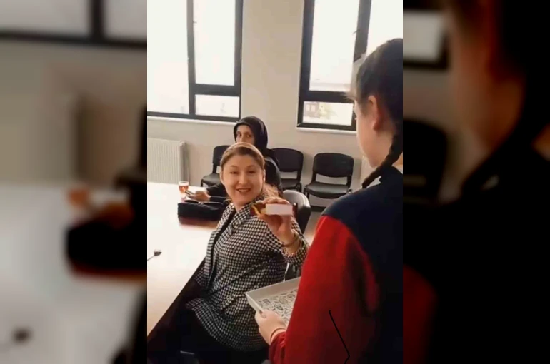 Öğrencilerden anlamlı mesaj: "Öğretmene silah değil, çikolata uzatılır"