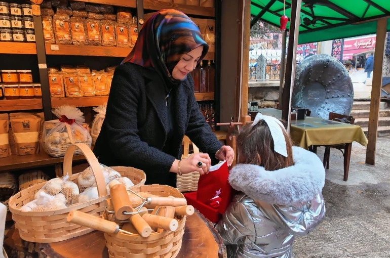 Öğrencilerden çarşı esnafına Türk bayrağı hediyesi