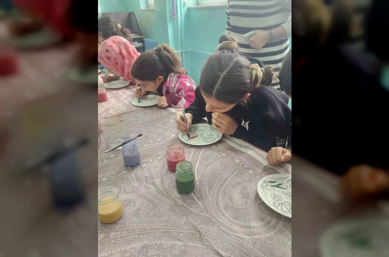 Öğrencilerden çini boyama etkinliği