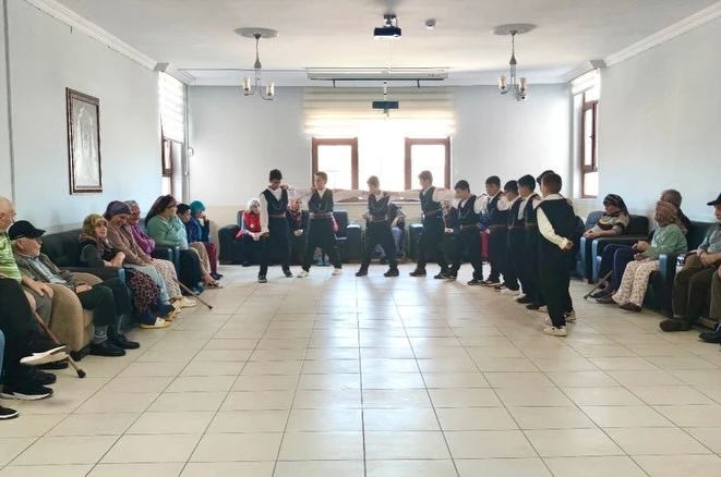 Öğrencilerden huzurevi sakinlerine renkli program 
