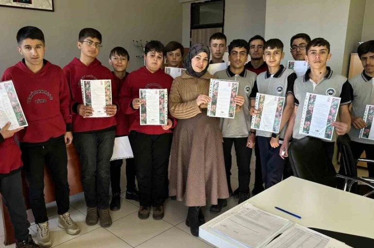 Öğrencilerden öğretmenlere sürpriz: Hazırlanan sertifikalar kendilerine taktim edildi