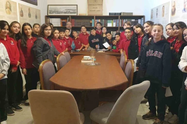 Öğrencilerden Türk Dil Bayramı kutlaması
