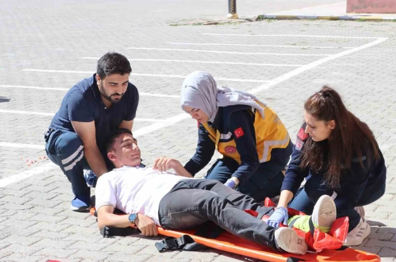 Öğrencilere uygulamalı ilk yardım eğitimi verildi