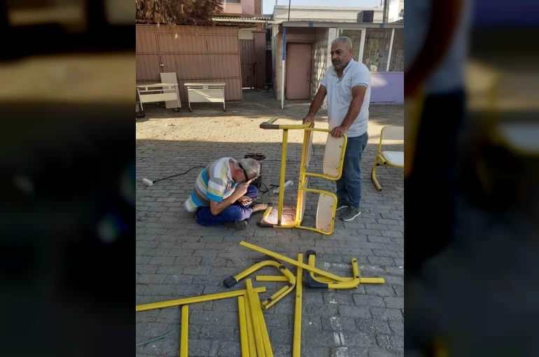 Öğrencileri için kaynak makinesinin başına geçti