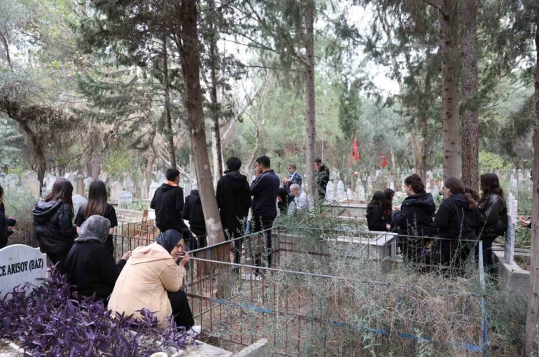 Öğrencileri, öğretmenler gününde vefat eden öğretmenlerini unutmadı