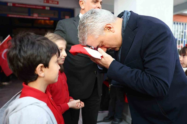 Öğrencilerin bayrak sevgisi dikkat çekti