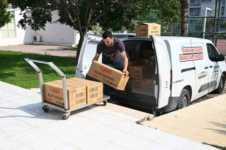 Öğrencilerin yeni sezonda kırtasiye malzemeleri Kemer Belediyesi’nden