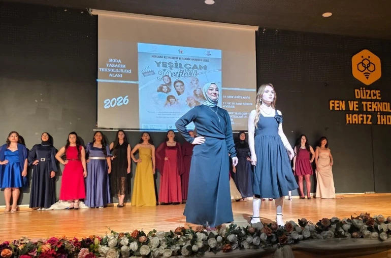 Öğrencilerin Yeşilçam Defilesi çok beğenildi 