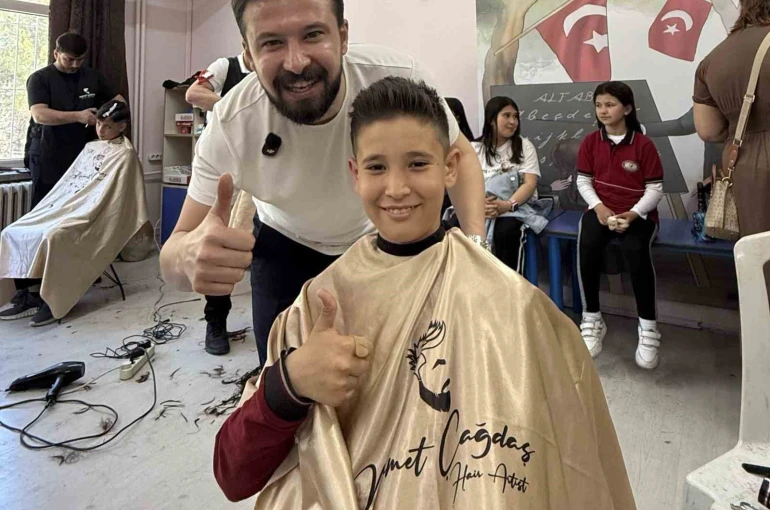 Öğrencilerin yüzü gülsün diye iş yerinin kapısına kilit vurdu