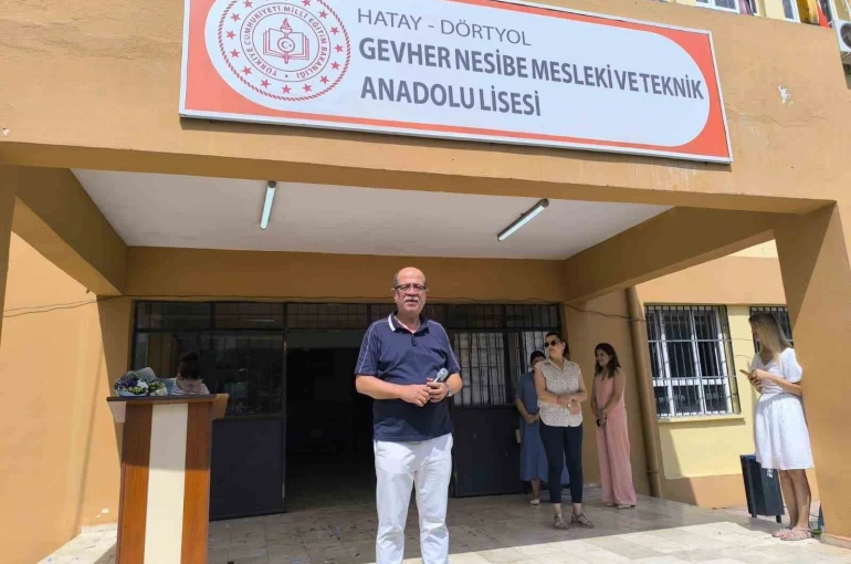 Öğrencilerinden helallik alarak emekliye ayrılan 38 yıllık öğretmene alkışlı veda