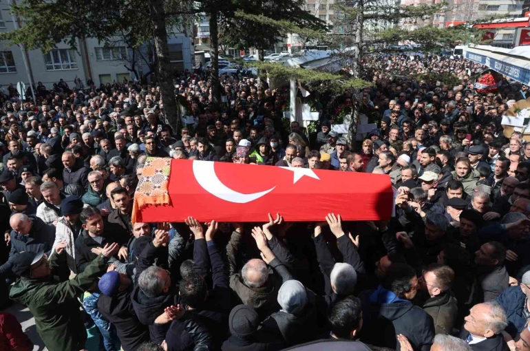 Öğrencisi tarafından öldürülen Fatma Nur öğretmen son yolculuğuna uğurlandı