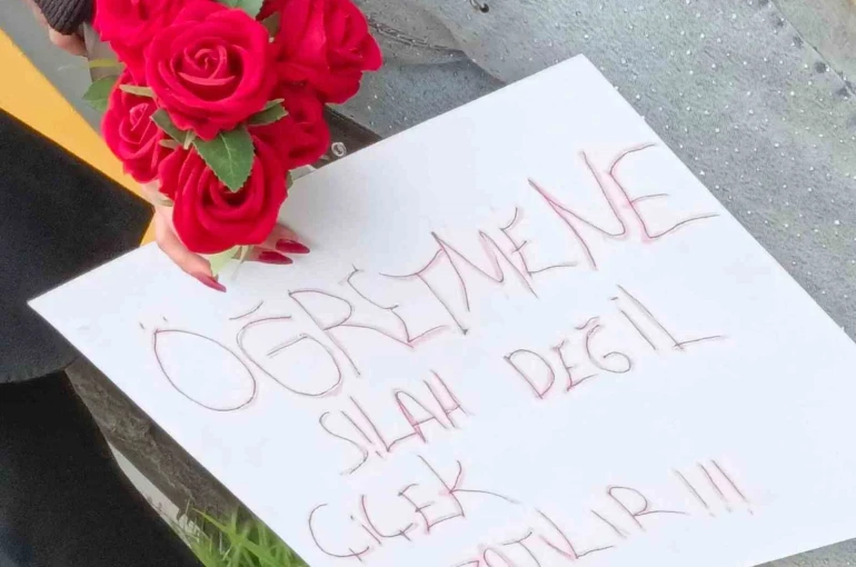 Öğretmen ve öğrenciler çiçeklerle karşılandı