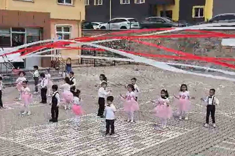 Öğretmenin üzerine tabela düştü
