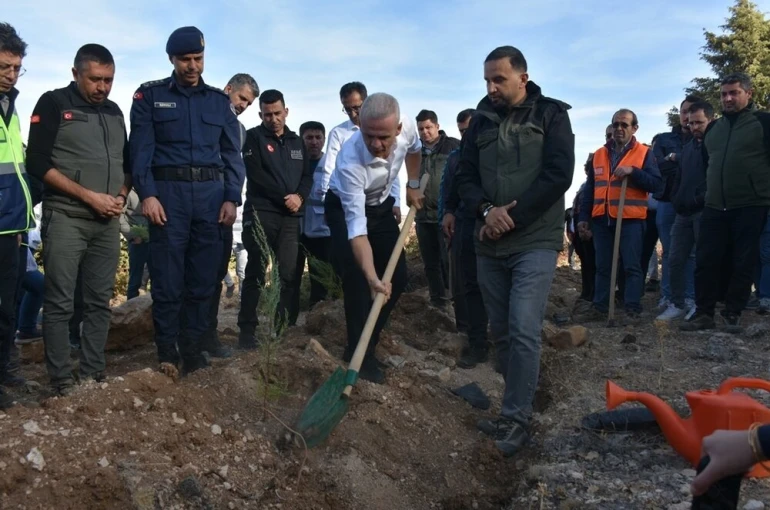 Öğretmenler Günü anısına fidanlar toprakla buluşturuldu