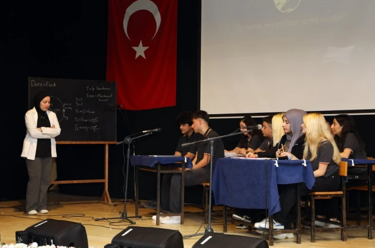 Öğretmenler gününde öğrencilerin sergilediği performanslar göz doldurdu