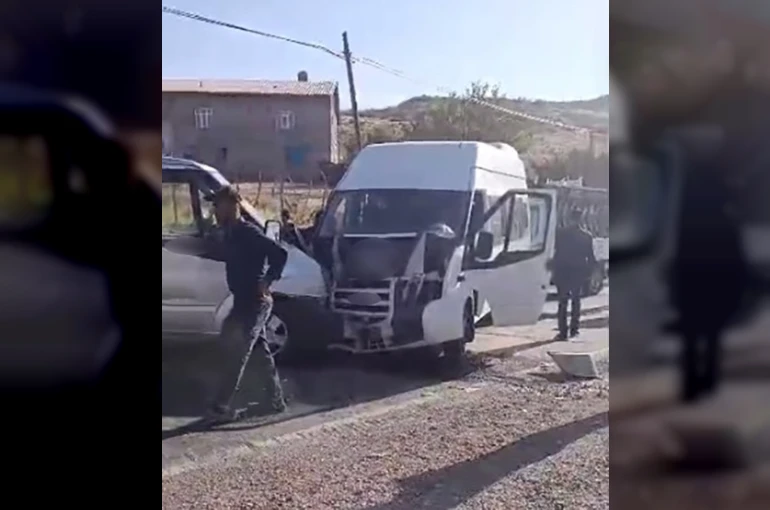 Öğretmenleri taşıyan minibüs ile yolcu aracı çarpıştı: 11 yaralı