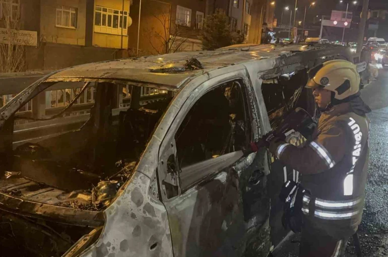 Okmeydanı’nda ticari takside yangın: Yolcular son anda tahliye edildi