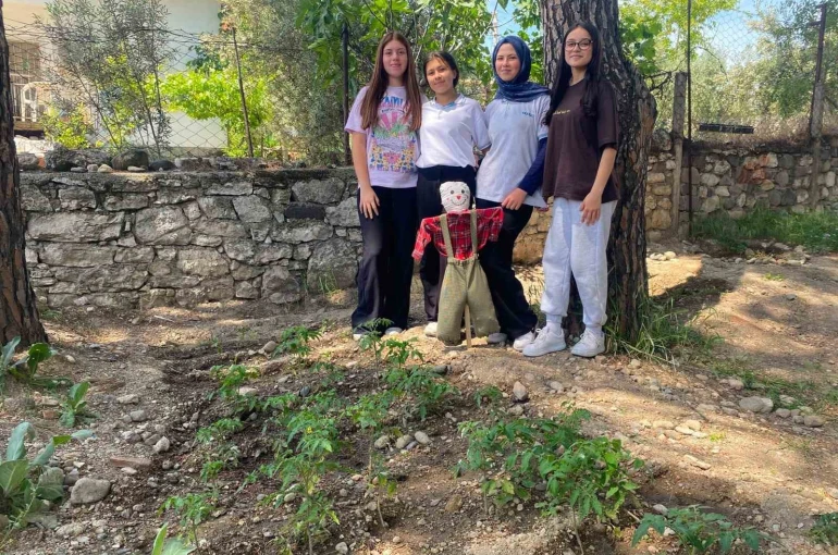 Okul bahçesi hem üretim alanına hem geri dönüşüm merkezine dönüştü