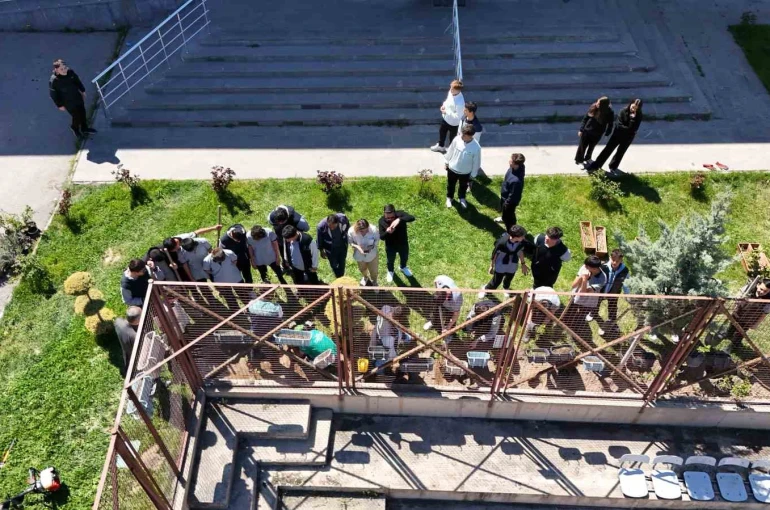 Okul bahçesi lavanta ve güllerle donatıldı