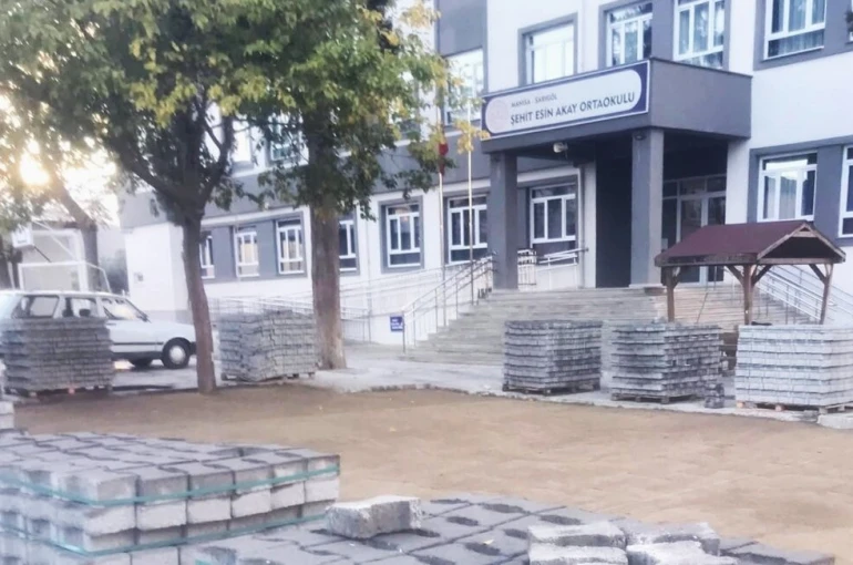 Okul bahçesine parke döşenmeye başladı
