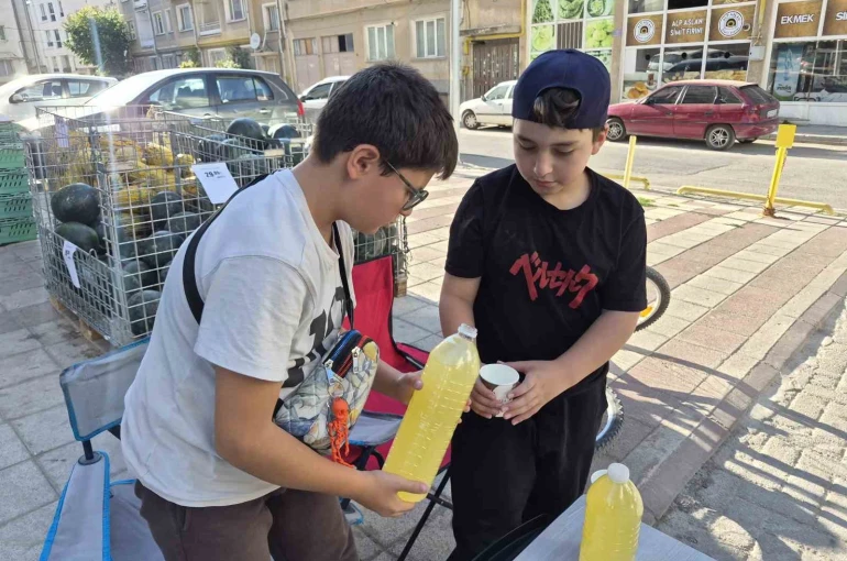 Okul harçlığını çıkarmak isteyen çocuklar limonata satarak aile bütçelerine katkı sağlıyor