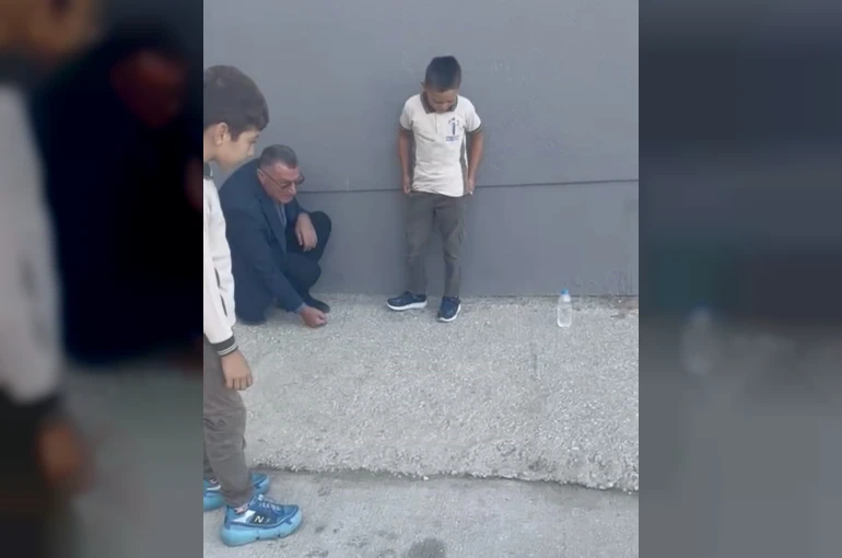Okul müdürü, öğrencilerle bahçede misket oynadı