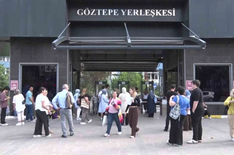 Okul önlerinde heyecanlı YKS bekleyişi başladı