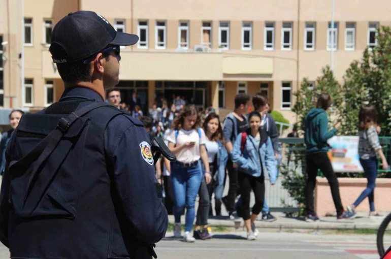 Okul önlerinde polis denetimleri başladı