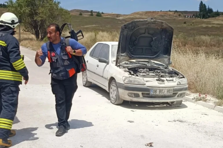 Okul önünde alev alan araca AFAD ekiplerinden hızlı müdahale