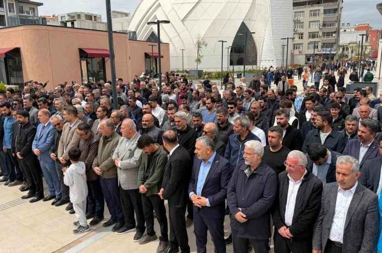 Okul saldırısında hayatını kaybedenler için gıyabi cenaze namazı kılındı