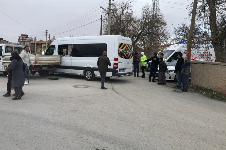 Okul servisinin belediye aracı ile çarpışmasıyla 5 kişi yaralandı