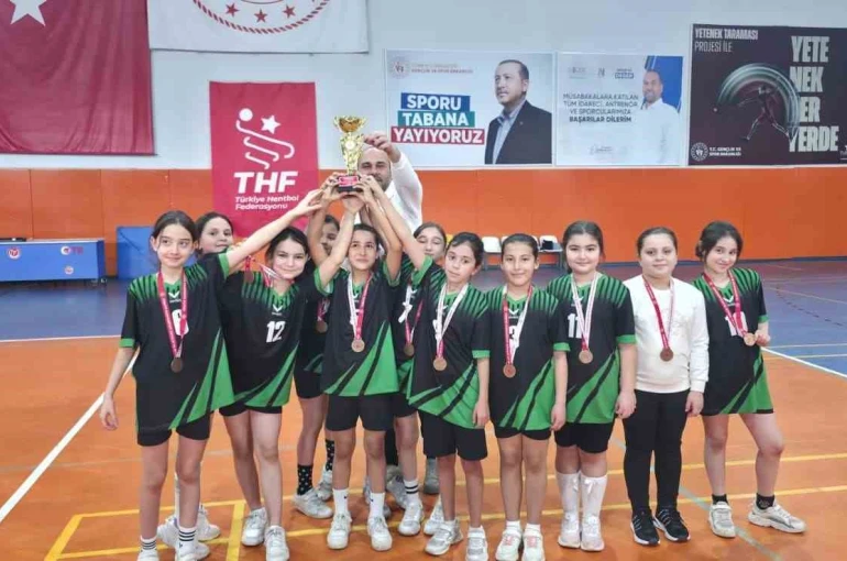 Okul Sporları Küçükler Hentbol Müsabakaları sona erdi