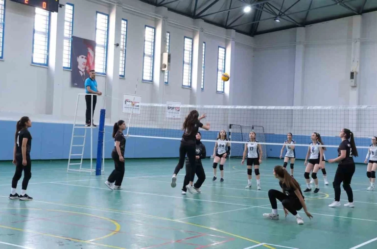 Okul Sporlarında voleybol heyecanı devam ediyor