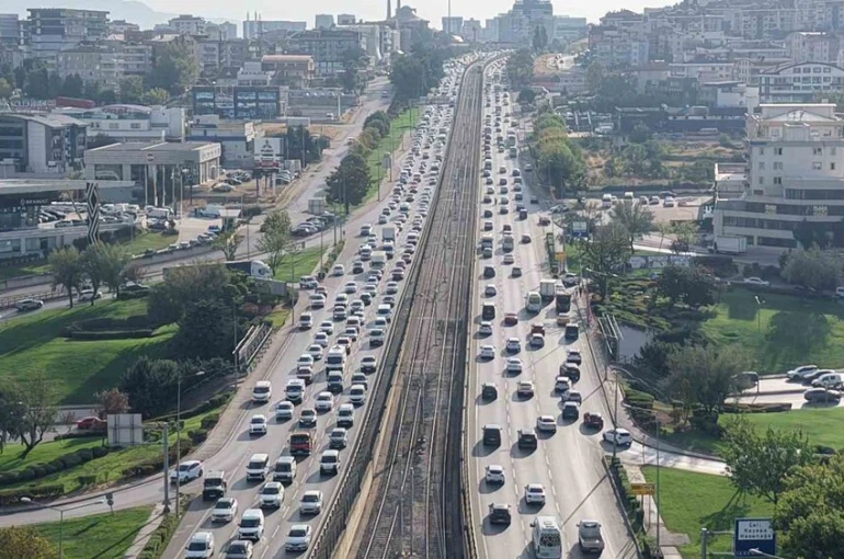 Okullar açıldı, Bursa trafiğinde yoğunluk yaşandı
